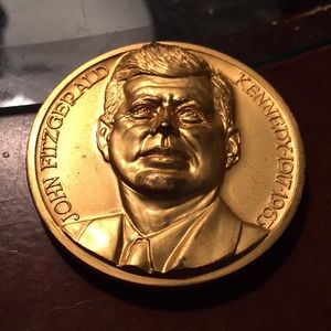 John Kennedy’ bras medallion 2inches with case🌷🌷